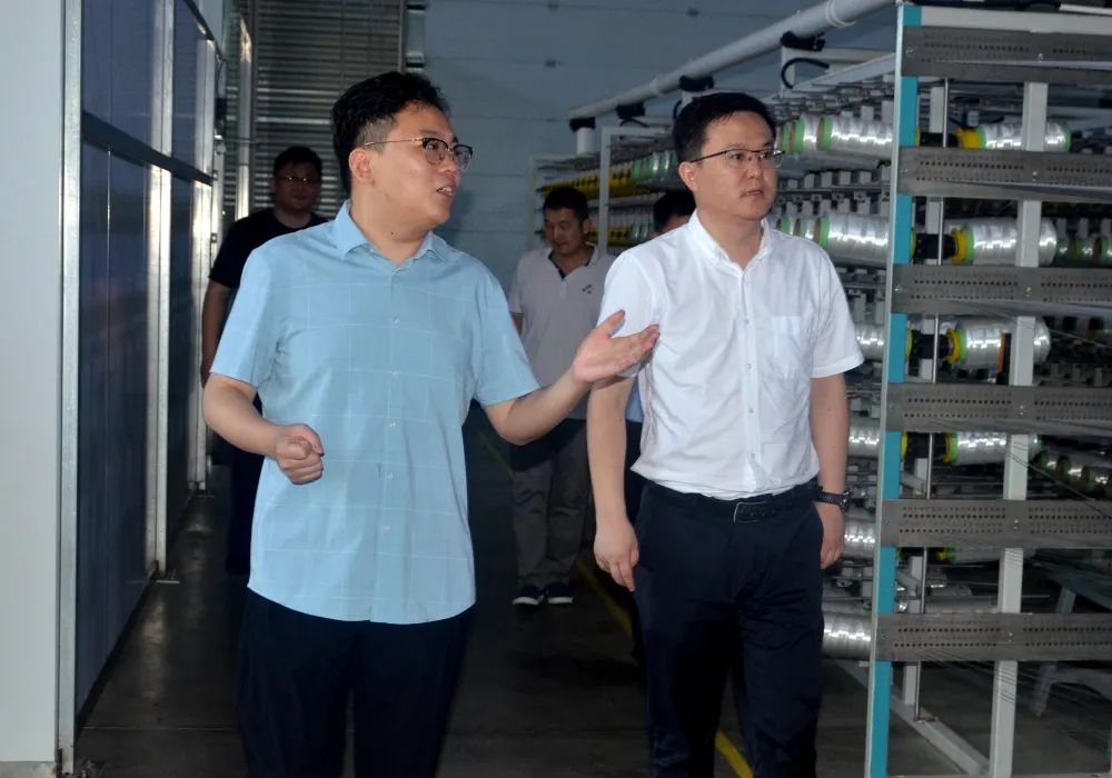 郭俊谷带领参观军警用防弹复合材料研发中心